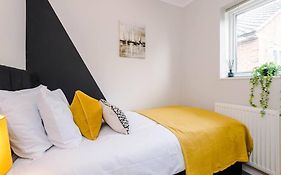 Cheerful 3 Bedroom Home With Parking Near Chester