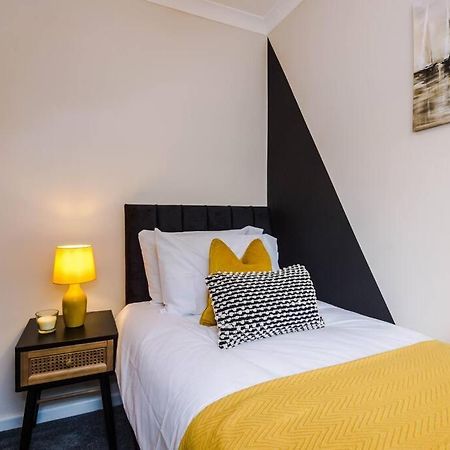 Cheerful 3 Bedroom Home With Parking Near Chester Saughall Exterior photo