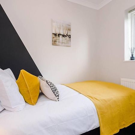 Cheerful 3 Bedroom Home With Parking Near Chester Saughall Exterior photo