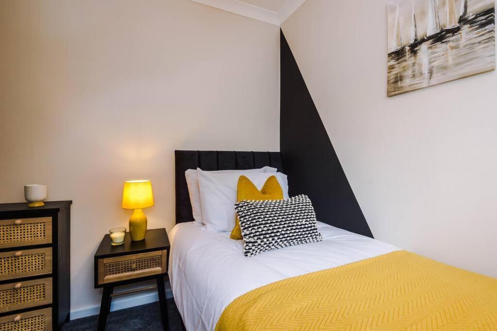 Cheerful 3 Bedroom Home With Parking Near Chester Saughall Exterior photo