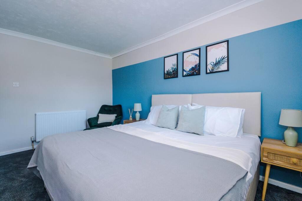 Cheerful 3 Bedroom Home With Parking Near Chester Saughall Exterior photo