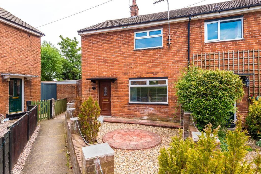 Cheerful 3 Bedroom Home With Parking Near Chester Saughall Exterior photo