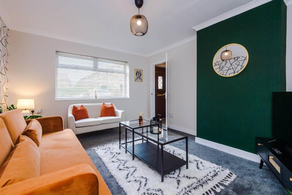 Cheerful 3 Bedroom Home With Parking Near Chester Saughall Exterior photo
