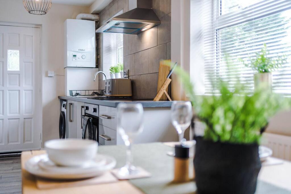 Cheerful 3 Bedroom Home With Parking Near Chester Saughall Exterior photo
