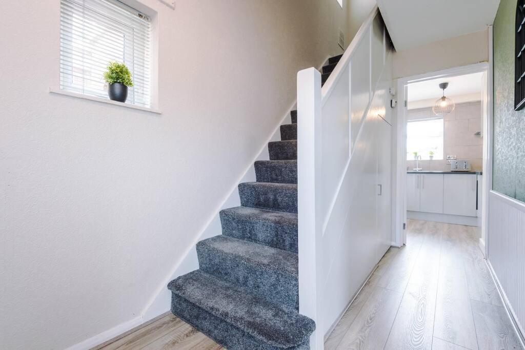 Cheerful 3 Bedroom Home With Parking Near Chester Saughall Exterior photo