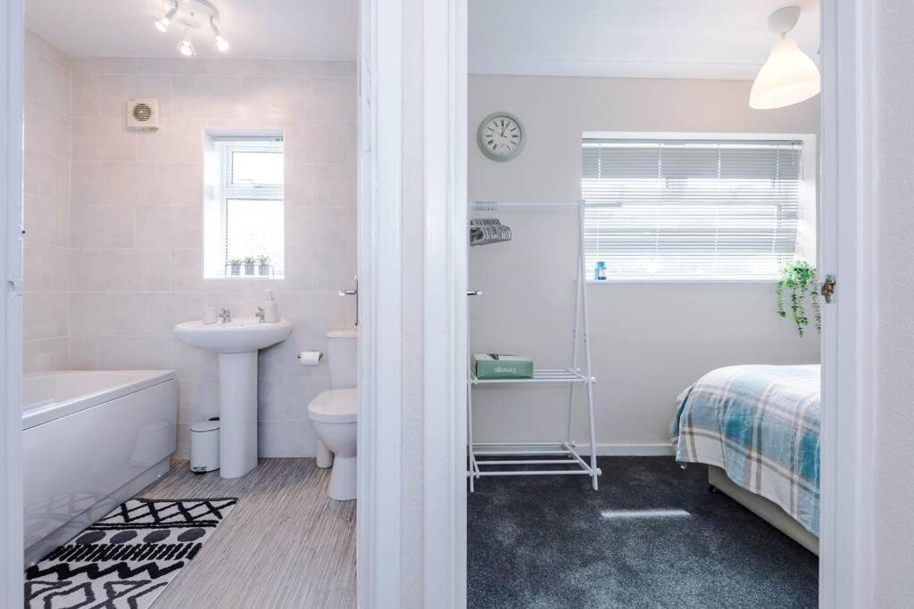 Cheerful 3 Bedroom Home With Parking Near Chester Saughall Exterior photo