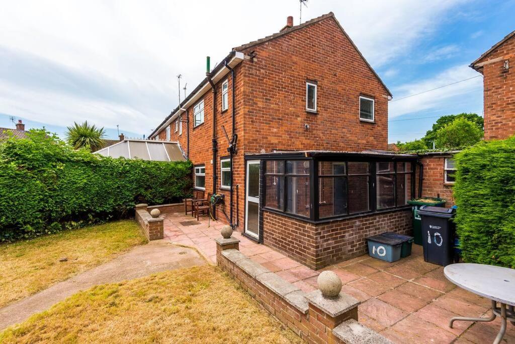 Cheerful 3 Bedroom Home With Parking Near Chester Saughall Exterior photo