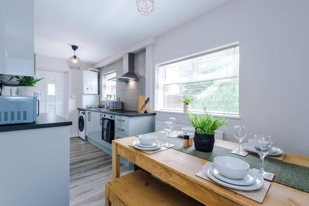 Cheerful 3 Bedroom Home With Parking Near Chester Saughall Exterior photo