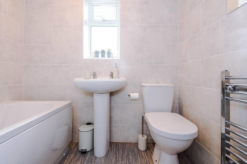 Cheerful 3 Bedroom Home With Parking Near Chester Saughall Exterior photo