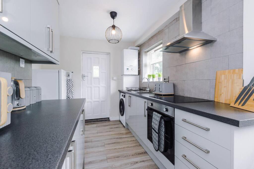Cheerful 3 Bedroom Home With Parking Near Chester Saughall Exterior photo