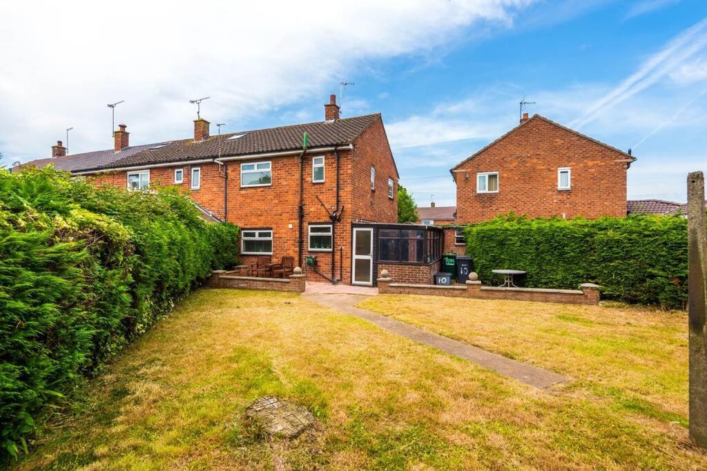 Cheerful 3 Bedroom Home With Parking Near Chester Saughall Exterior photo