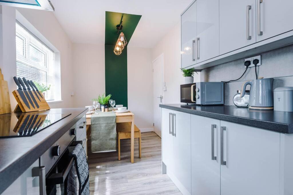 Cheerful 3 Bedroom Home With Parking Near Chester Saughall Exterior photo